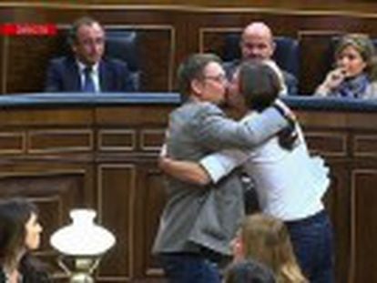 O selinho do líder do partido Podemos com um deputado catalão foi um beijo pelo povo. Um beijo contra a Troika e os cortes de despesas