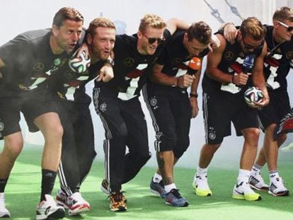 Os jogadores alemães comemoram o título em Berlim.