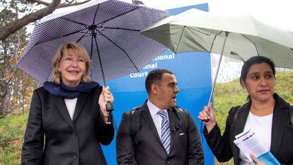 A ex-procuradora da Venezuela Luisa Ortega Díaz, à esquerda.