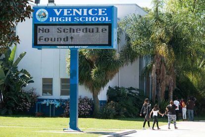 Painel avisa que não haverá aula em Los Angeles.