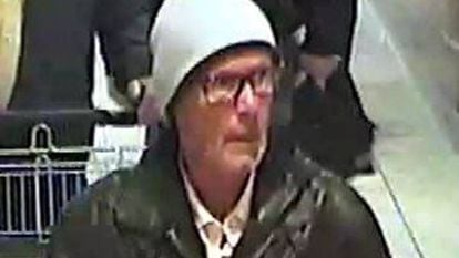Imagem de vídeo em que se vê o suspeito.