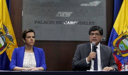 A ministra do Interior, María Paula Romo, e o ministro de Exteriores de Equador, José Valência, nesta quinta-feira em Quito.