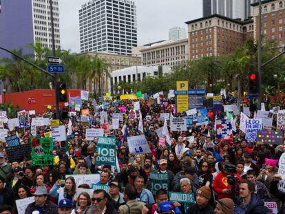 Manifestação em defesa dos imigrantes em Los Angeles, no sábado.