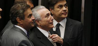 Temer entre os senadores tucanos Aécio Neves e Cássio Cunha Lima.