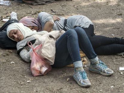 Duas mulheres dormem em um campo de refugiados na Sérvia.