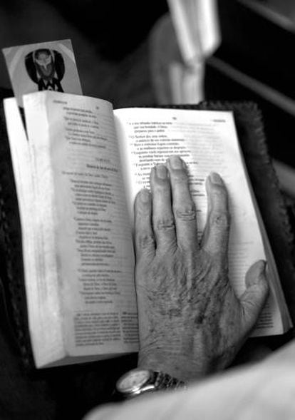 A mão de Casaldáliga sobre uma bíblia