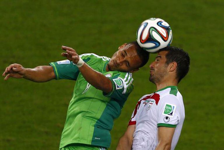 Odemwingie e Hajsafi lutam pela bola.