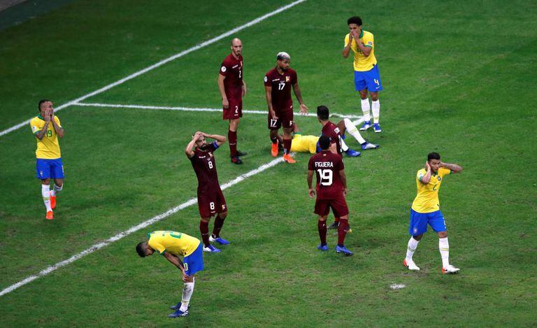 Brasileiros lamentam o resultado na Fonte Nova.