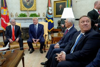 Trump ao lado do primeiro-ministro israelense Benjamin Netanyah, do vice-presidente Mike Pence e do secretário de Estado Mike Pompeo durante conferência na Casa Branca, em Washington.