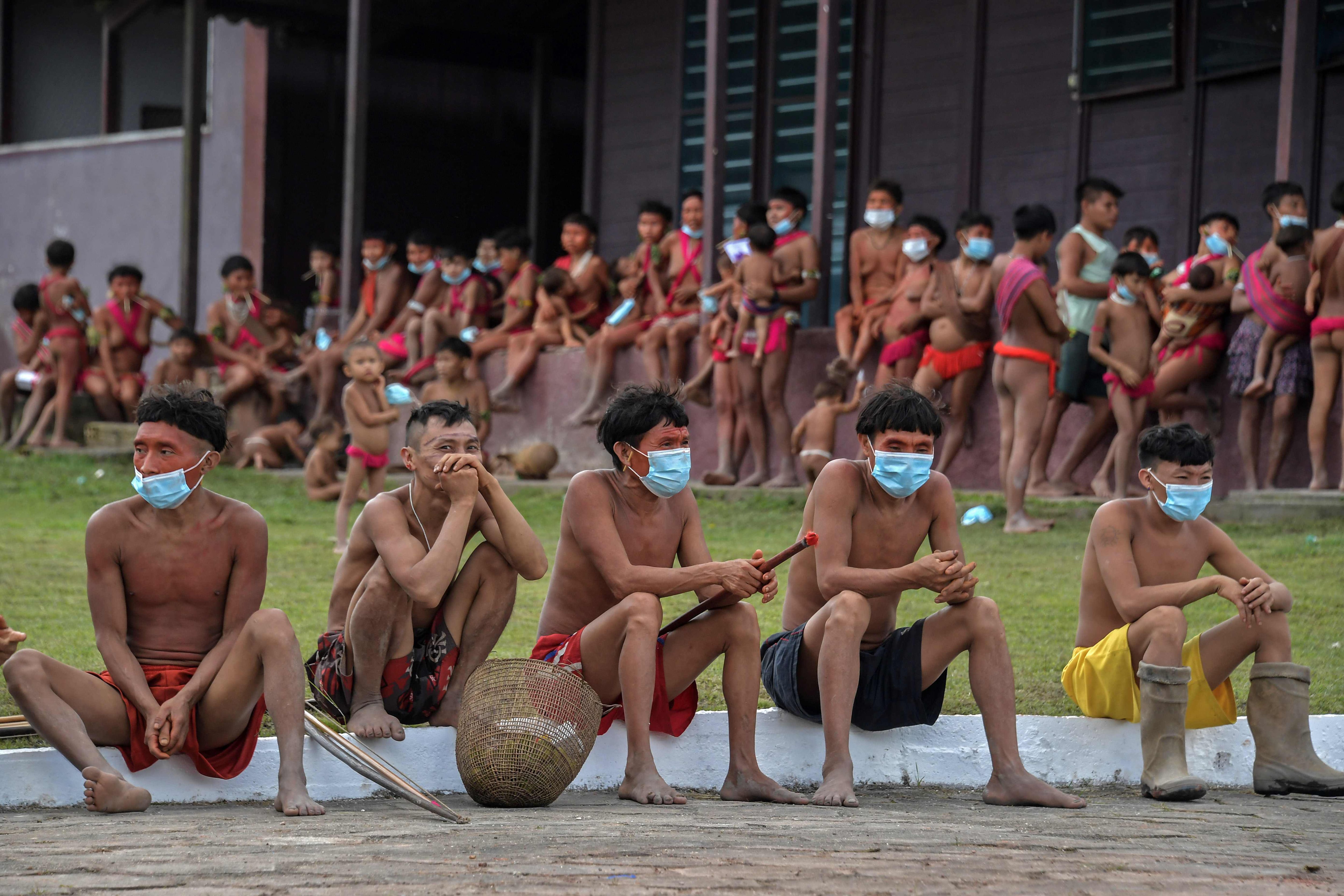 Yanomamis de máscaras para se proteger contra o coronavírus. 