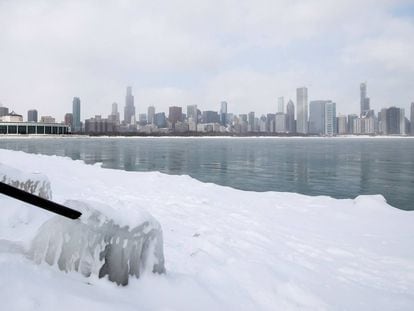 Vista das águas geladas do lago Michigan em Chicago.