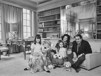O produtor Albert Broccoli (1909 - 1996) posa com sua mulher Dana e as filhas Tina (à esquerda) e Barbara na sala de sua casa, em 1967.