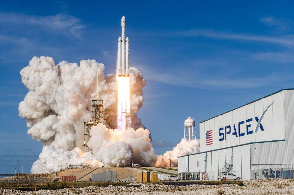 O foguete Falcon de SpaceX, o mais potente do mundo, é lançado desde o Centro Espacial Kennedy, em 6 de fevereiro de 2018.