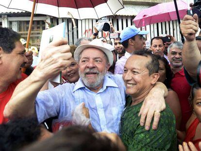 Lula abraça eleitores em Recife, no último 26.