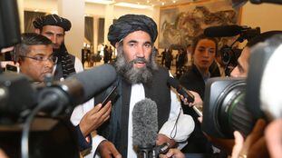 O líder do Talibã, Abdul Salam Zaeef, fala com a imprensa neste sábado em Doha.