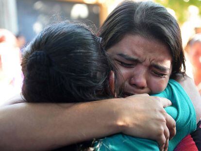 Cortez abraça a sua mãe, depois de sair da prisão.