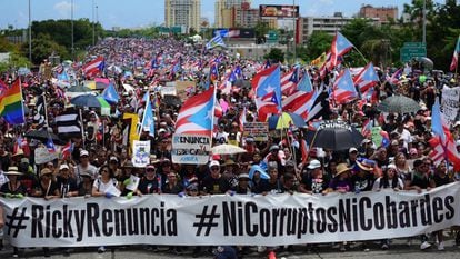 Milhares de manifestantes nas ruas de Porto Rico pedem a renúncia do governador Ricardo Rosselló.