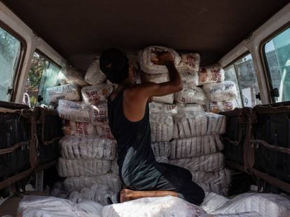 Carregamento de comida em Pacaraima, Brasil, para ser levado à Venezuela.