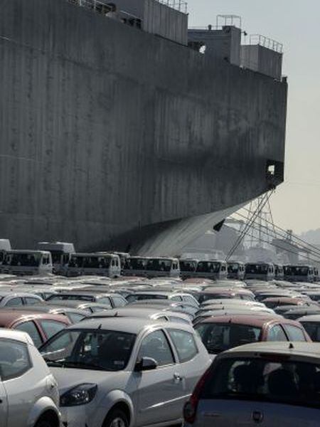 Veículos aguardam para serem carregados no porto de Santos (Brasil).