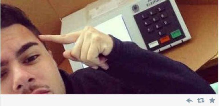Eleitor tira uma 'selfie' com a urna eletrônica.