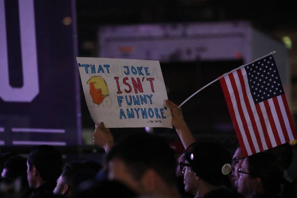 Um seguidor de Beto Ou'Rourke com um cartaz contra Trump.