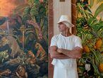 O empresário argentino Alan Faena diante de um afresco do artista Juan Gatti, em seu hotel de Miami Beach