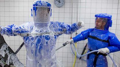 Simulação de tratamento do pessoal do hospital Charite, de Berlim, para um possível caso de ebola.