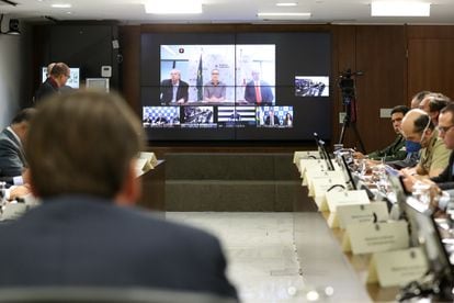 Bolsonaro assiste a fala do governador de Minas Gerais, Romeu Zema, durante videoconferência com políticos do Sudeste, na quarta.