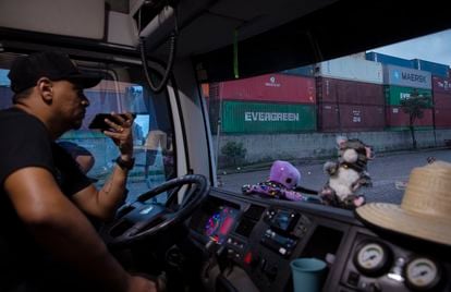 O caminhoneiro Marcelo Aparecido Santos da Paz, de 36 anos, fotografado em seu caminhão em Santos.