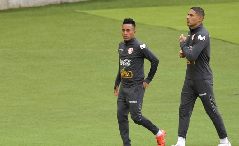 Cueva e Guerrero treinam pela seleção peruana.