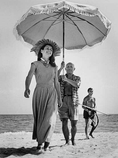 Pablo Picasso com Françoise Gilot e seu sobrinho Javier Vilato na praia, em agosto de 1948.