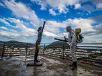 02 July 2020, Brazil, Rio de Janeiro: A man in a coverall protective suit disinfects a bronze figure at Santa Marta Favela. Brazil is second only to the United States in terms of the number of confirmed coronavirus cases. Photo: Ellan Lustosa/ZUMA Wire/dpa


02/07/2020 ONLY FOR USE IN SPAIN