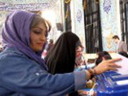Muitos jovens iranianos só veem uma saída na emigração. Três milhões deles votam pela primeira vez nesta eleição