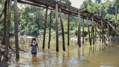 Aryana Adali se banha no rio Tacana, um dos milhares da bacia amazônica, na terra indígena Tikuna-Huitoto, em Leticia (Colômbia).