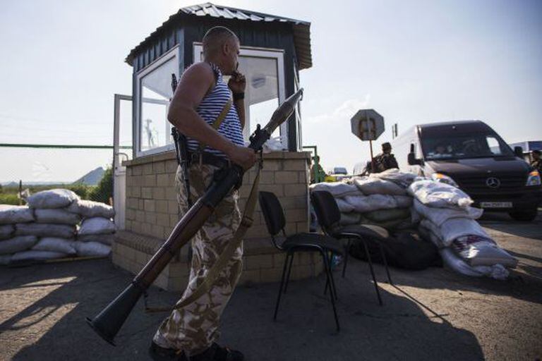 Um combatente pró-Rússia em um posto fronteiriço abandonado de Chervonopartyzansk, na fronteira com a Rússia.