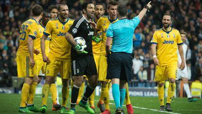 Buffon, depois de ser expulso.