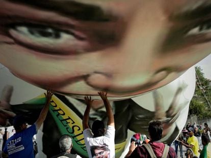 Apoiadores erguem boneco inflável de Bolsonaro, em São Paulo.