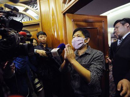 Os meios de comunicação se aglomeram na porta da sala de espera onde se encontram os parentes dos passageiros do voo MH370, à espera de receber alguma notícia sobre o paradeiro do avião desaparecido.