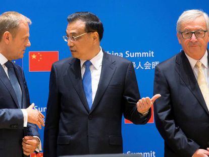 Donald Tusk e Jean-Claude Juncker com o primeiro-ministro chinês, Li Keqiang, na última reunião bilateral de 2017.