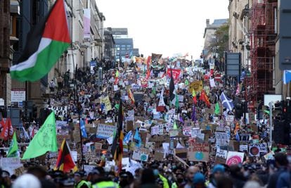Manifestantes participam da passeata da Fridays for Future na manhã desta sexta-feira em Glasgow, a sede da COP26. 