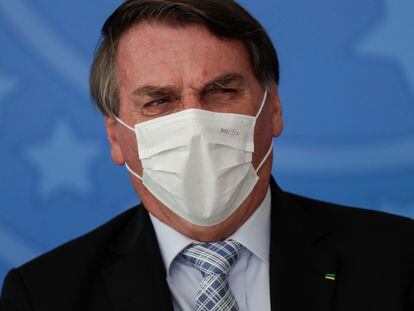 O presidente Jair Bolsonaro em evento no Palácio do Planalto no dia 11, quando usou a máscara, que costuma criticar.