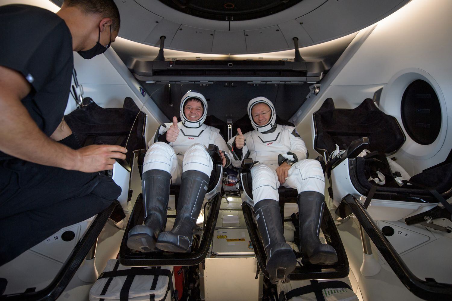 Os astronautas Robert Behnken (esquerda) e Douglas Hurley após a aterrissagem. 