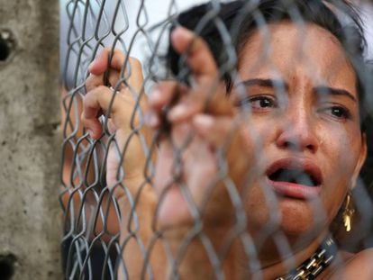 Mulher chora diante com complexo penitenciário em Manaus. 