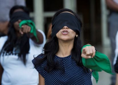 Dezenas de mulheres participam de manifestação para denunciar os abusos e violências sofridos pelas mulheres.