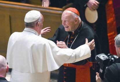 O papa Francisco (de costas) cumprimenta o cardeal e arcebispo emérito Theodore McCarrick, em setembro de 2015 em Washington.