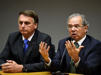 Jair Bolsonaro ao lado de Paulo Guedes durante entrevista coletiva nesta sexta-feira.