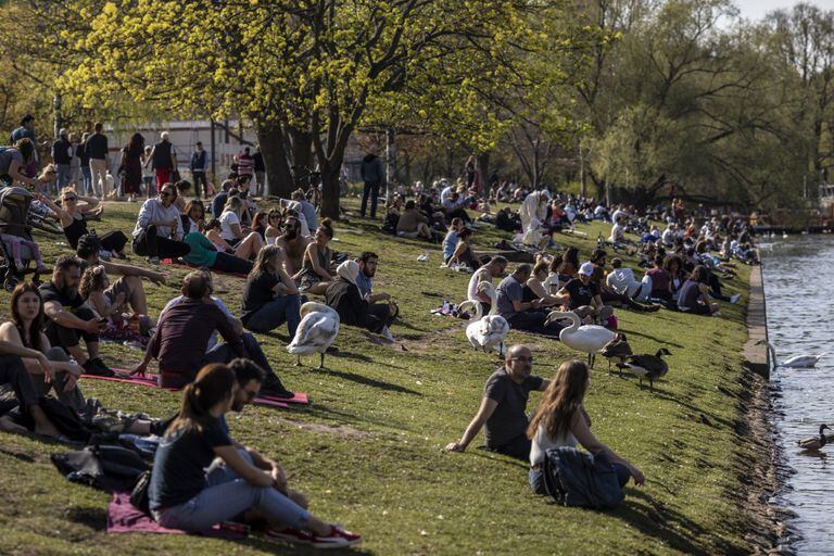 Berlinenses em um parque.