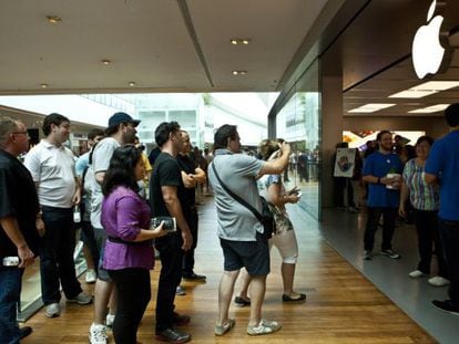 Consumidores fazem fila na abertura da loja da Apple no Rio de Janeiro, no &uacute;ltimo dia 15.