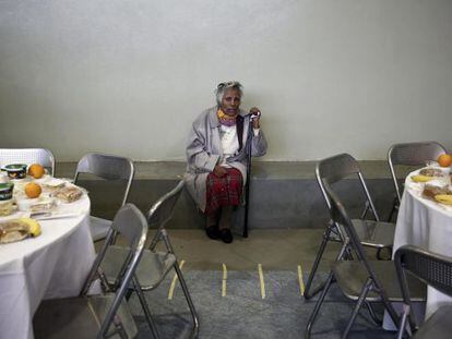 Uma grega espera a refeição de Ano Novo em um albergue de Atenas.