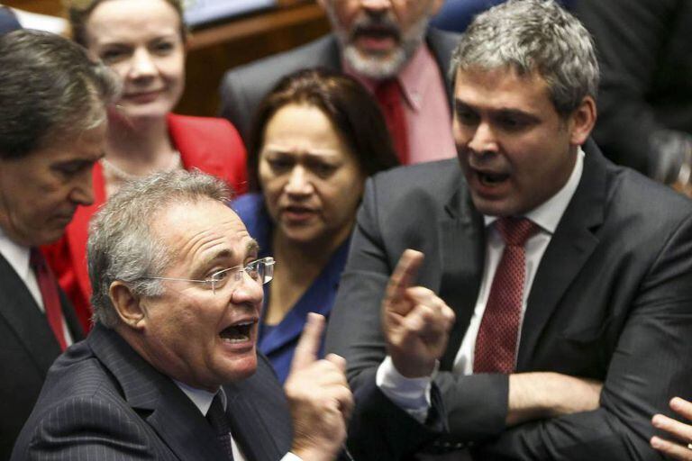 Renan discursando cercado pelos petistas Lindbergh, Fátima e Gleisi.